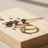 14K (585) Gold Baguette Halo Ring – Zarte Kordel-Schiene | Vintage-inspirierter Verlobungsring