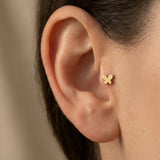Brinco de Tragus em Ouro Maciço 14K com Borboleta – Prego Minimalista para Cartilagem
