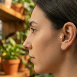 Brinco de Tragus em Ouro Maciço 14K com Borboleta – Prego Minimalista para Cartilagem