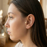 Brinco de Tragus em Ouro Maciço 14K com Borboleta – Prego Minimalista para Cartilagem