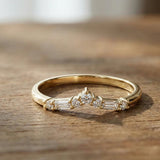 14K (585) Gold Chevron Baguette Stapelring – Geschwungener Enhancer/Kontur-Bandring | BRK2