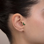 14K altın yeşil markiz taşlı ear climber mini piercing küpe, model kulakta yakın çekim – minimalist lobe/helix
