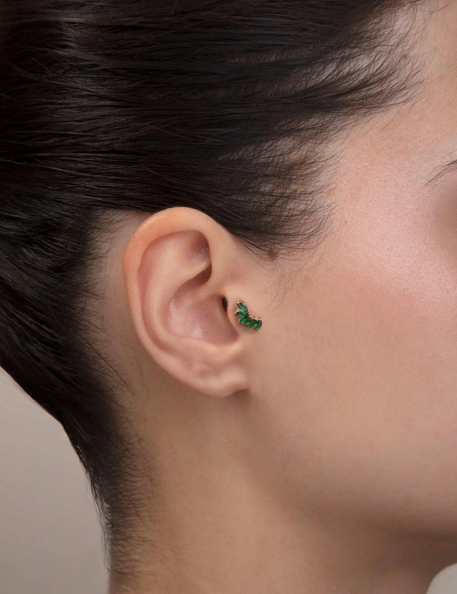14K altın yeşil markiz taşlı ear climber mini piercing küpe, model kulakta yakın çekim – minimalist lobe/helix