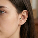 Brinco de Pérola de Esmeralda Verde em Gota de Ouro Maciço 14K – Prego para Piercing na Cartilagem Tragus