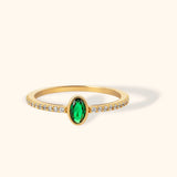 Anel de Banda Pavé com Esmeralda e Baguete em Ouro Amarelo 14K BRK