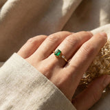 14K (585) Gold offener Bandring – Smaragd im Smaragdschliff & feiner Steinakzent