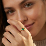 14K (585) Gold offener Bandring – Smaragd im Smaragdschliff & feiner Steinakzent
