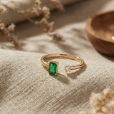 14K (585) Gold offener Bandring – Smaragd im Smaragdschliff & feiner Steinakzent