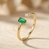 14K (585) Gold offener Bandring – Smaragd im Smaragdschliff & feiner Steinakzent