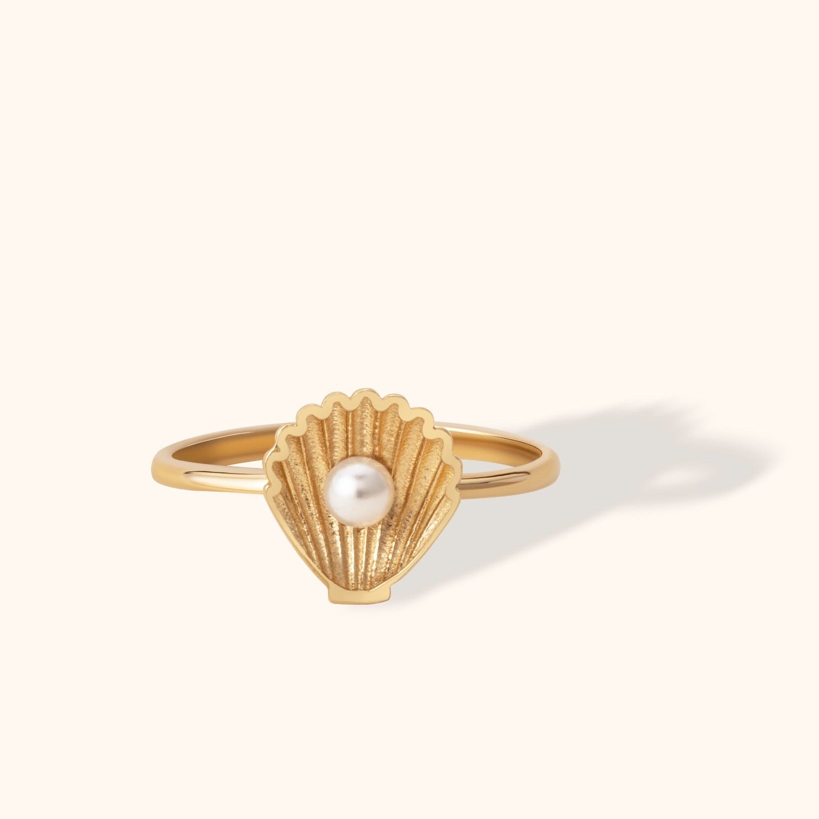 14K gold seashell ring with central white cultured pearl