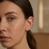 Piercing para trago con forma de cuerno de diablo en oro de 14 quilates y espalda plana con pavé BRK2