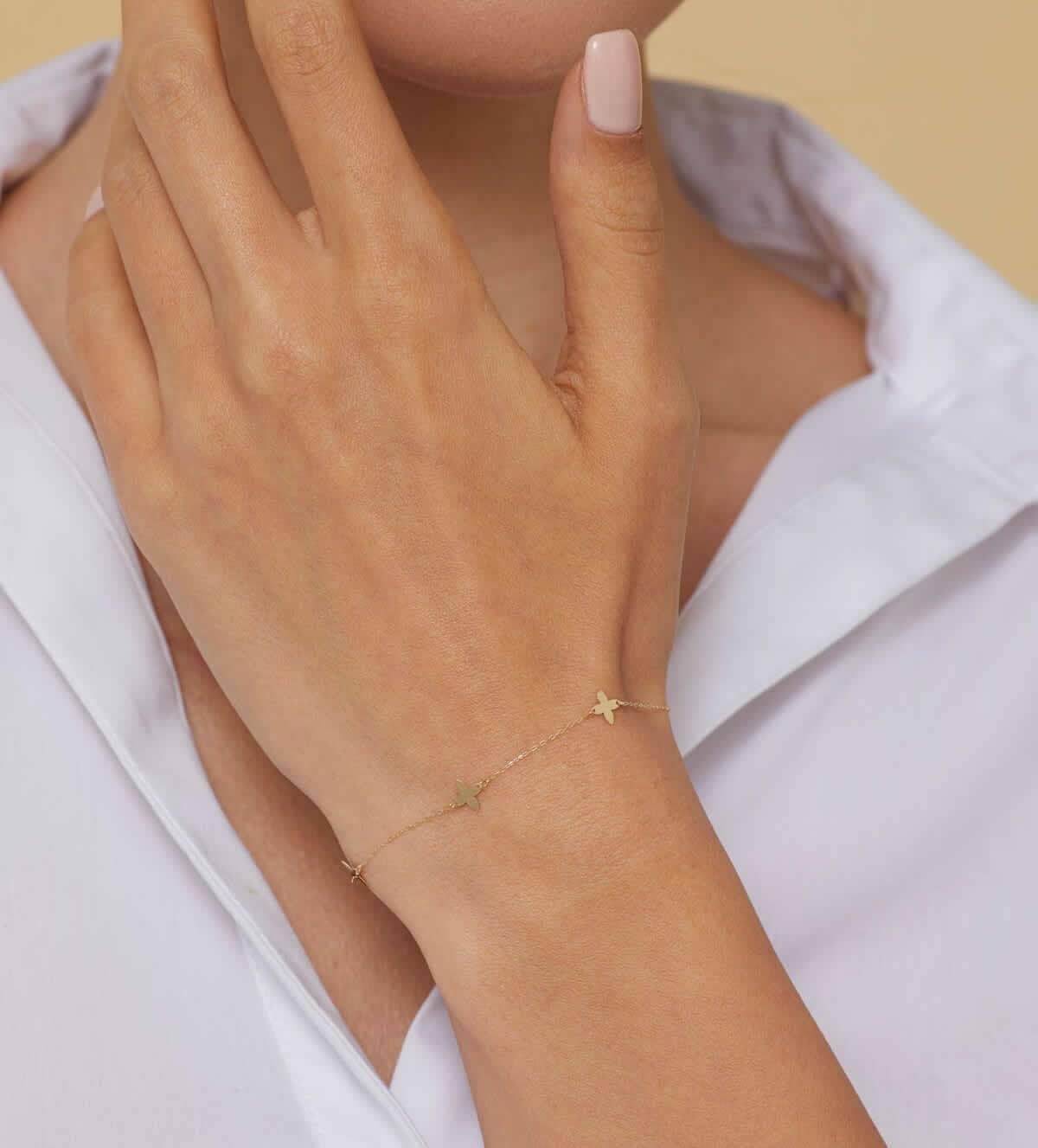 Minimalist 14K gold bracelet featuring clover charms – symbolic lucky charm