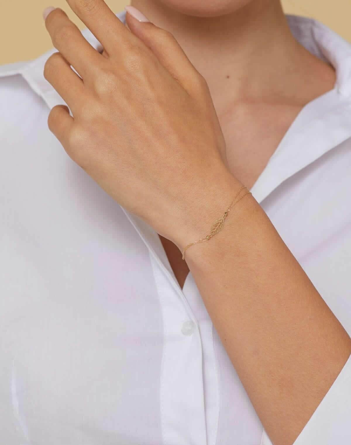 14K gold bracelet with central leaf charm,